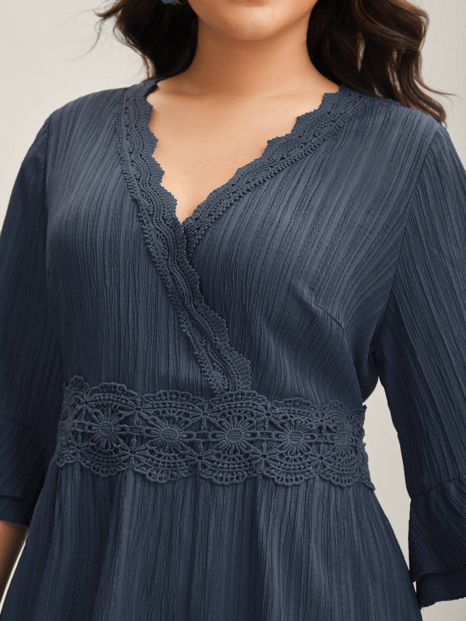 (15pcs Minimum Wholesale)Scalloped Lace Surplice Ruffled Midi Dress