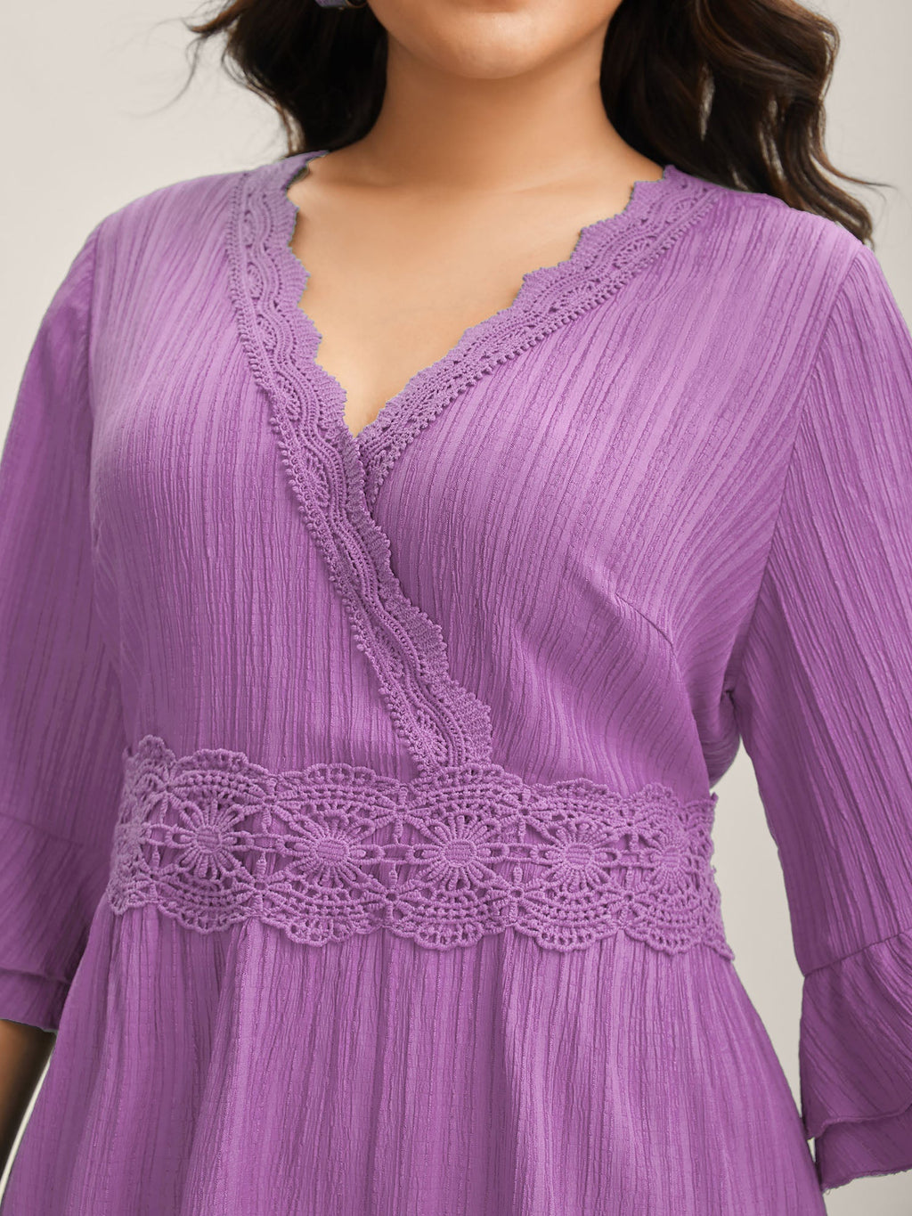 (15pcs Minimum Wholesale)Scalloped Lace Surplice Ruffled Midi Dress