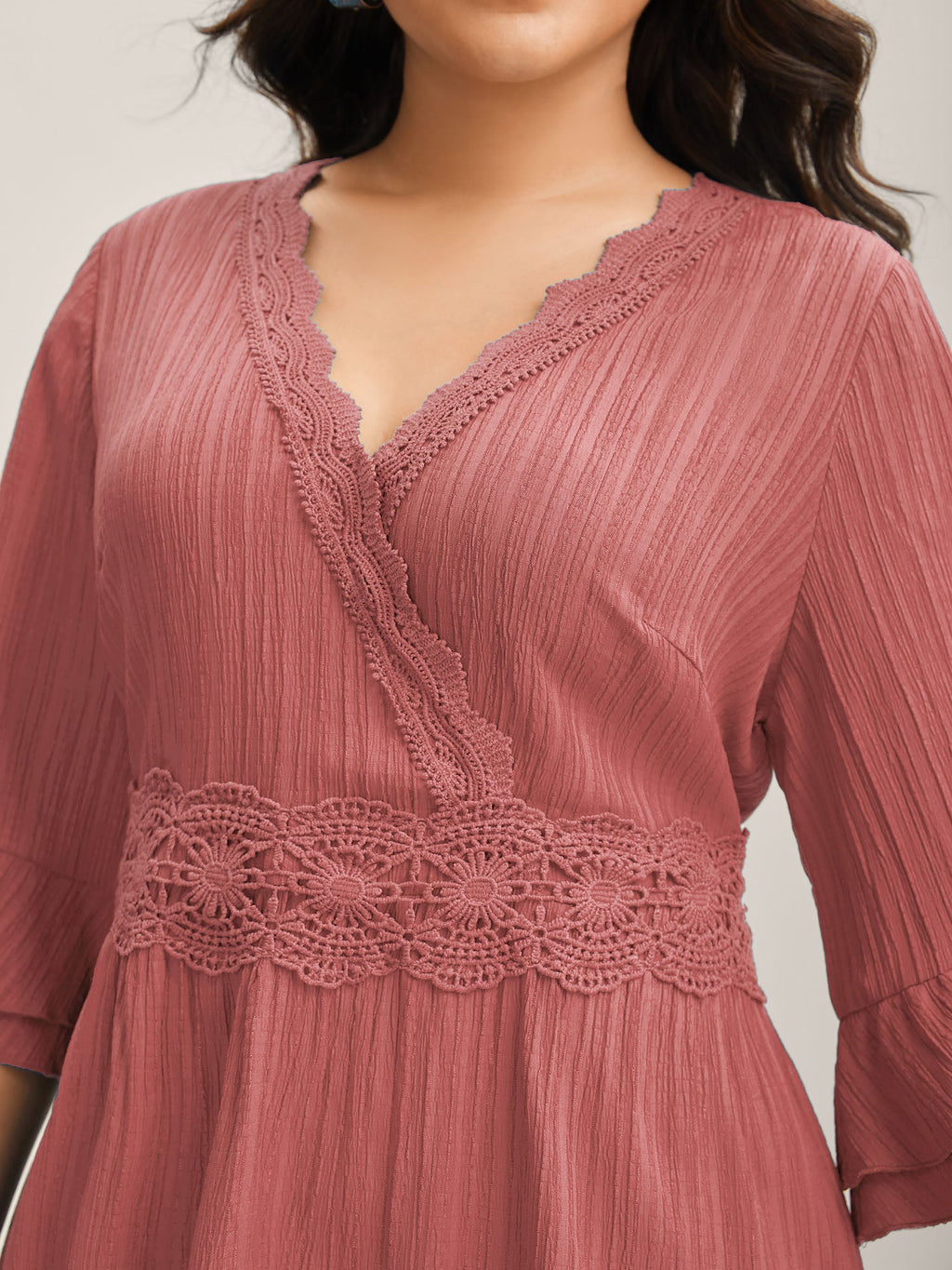 (15pcs Minimum Wholesale)Scalloped Lace Surplice Ruffled Midi Dress