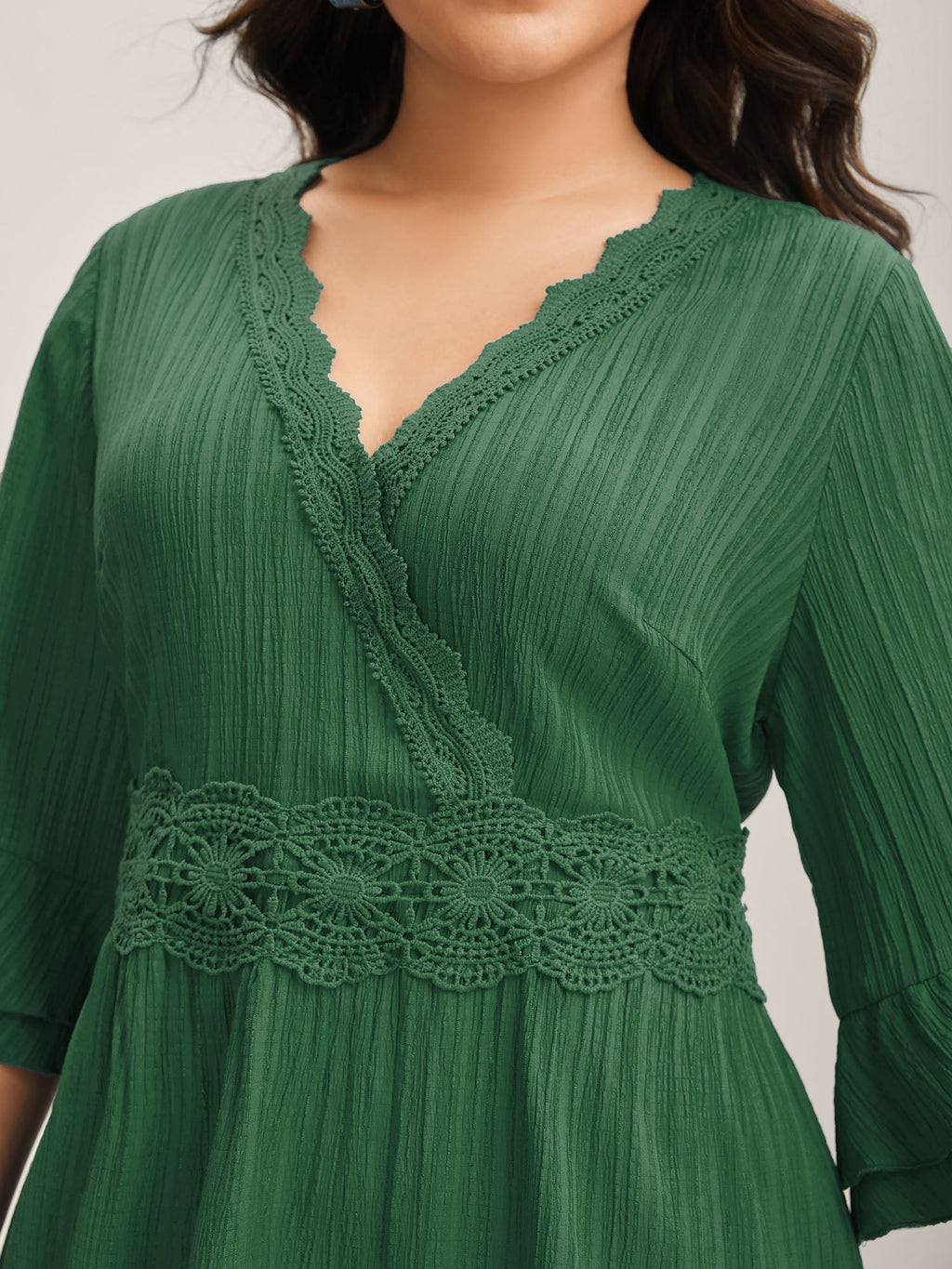 (15pcs Minimum Wholesale)Scalloped Lace Surplice Ruffled Midi Dress