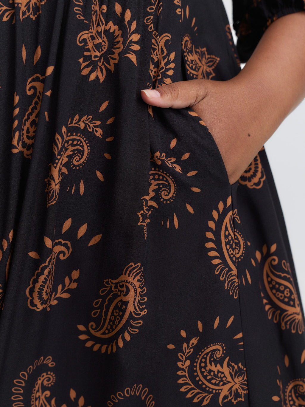 (16pcs Minimum Wholesale)Paisley Print Lace Trim Tiered Maxi Dress